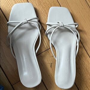 Chic Cream Sandals with Bow Detail